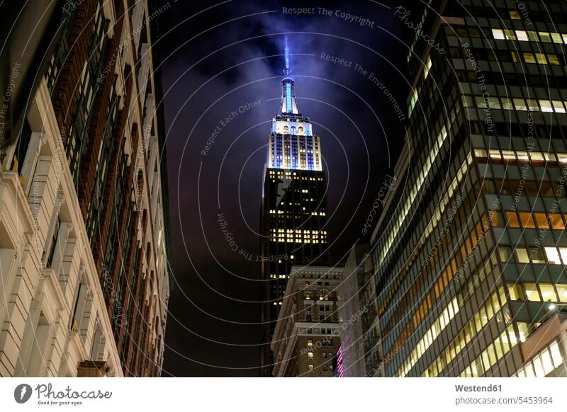 USA, New York, Hochhäuser und Empire State Building bei Nacht beleuchtet Beleuchtung Wolkenkratzer Hochhaus Skycrapers Hochhaeuser Skyscraper hochhäuser