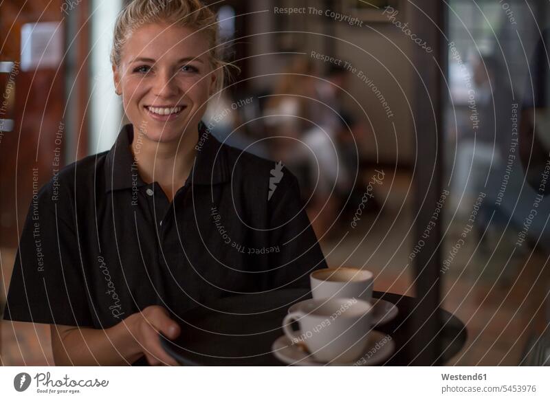 Porträt einer lächelnden Kellnerin im Cafe Restaurantfachfrau Kellnerinnen Portrait Porträts Portraits Kaffeehaus Bistro Cafes Café Cafés Kaffeehäuser Ober