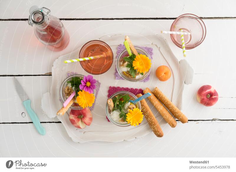 Salat zum Mitnehmen in Gläsern, Brotstangen und Glas Limonade auf dem Tablett Take Away Gerichte zum Mitnehmen take-away zum mitnehmen Take-Away-Food Ablage