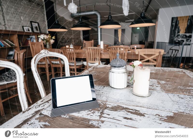 Digitales Tablett auf einem Tisch in einem Cafe Abwesenheit menschenleer abwesend Online Drahtlose Technologie drahtlose Verbindung Drahtlose Kommunikation