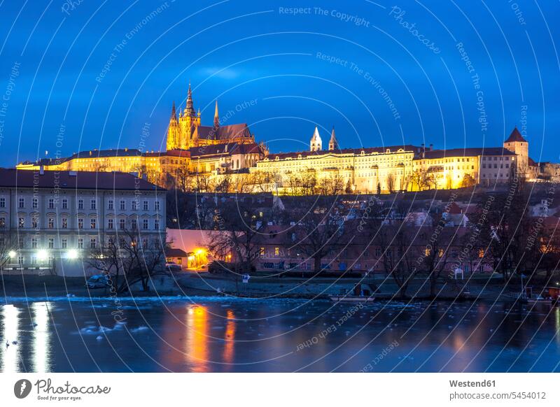 Tschechien, Prag, Prager Burg zur blauen Stunde Stimmung stimmungsvoll Blaue Stunde Burgen Festung Festungen Moldau beleuchtet Beleuchtung Fluss Fluesse Fluß