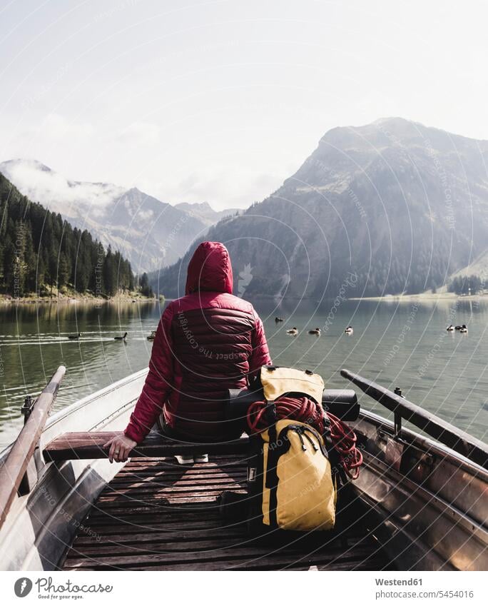 Österreich, Tirol, Alpen, Frau im Boot auf Bergsee See Seen weiblich Frauen Boote Gewässer Wasser Erwachsener erwachsen Mensch Menschen Leute People Personen