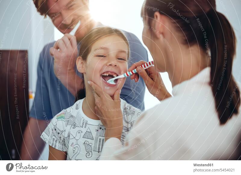 Mutter putzt der Tochter im Badezimmer die Zähne Zähne putzen Zaehne putzen Zahnbürste Zahnbürsten Familie Familien Mensch Menschen Leute People Personen Zimmer
