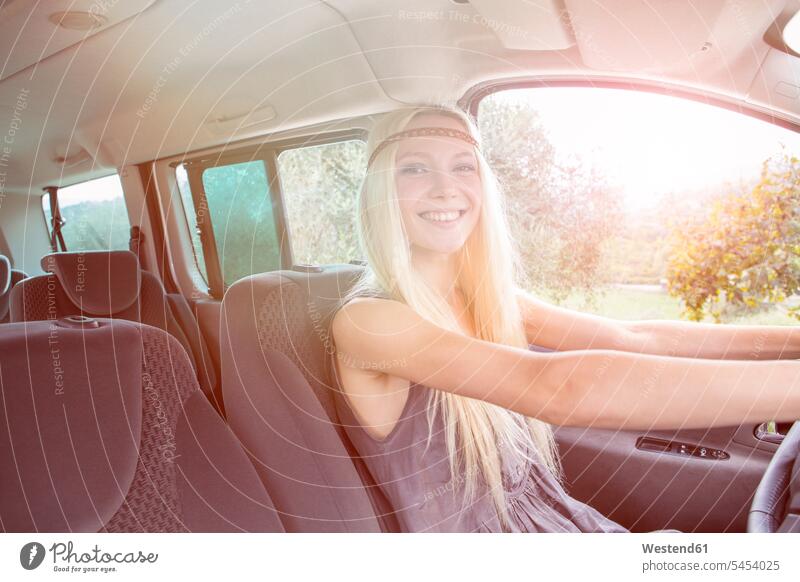 Glückliche junge Frau fährt Auto autofahren lächeln Freude freuen Wagen PKWs Automobil Autos weiblich Frauen Spaß Spass Späße spassig Spässe spaßig fahrend