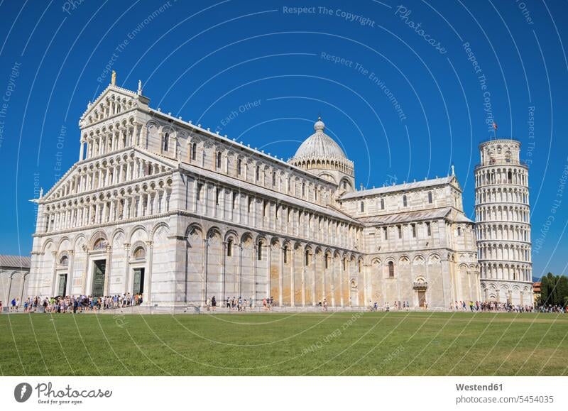 Italien, Toskana, Pisa, Blick auf die Kathedrale und den schiefen Turm von Pisa von der Piazza dei Miracoli Außenaufnahme draußen im Freien Architektur Baukunst
