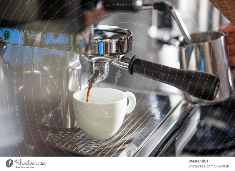 Kaffee aus der Espressomaschine in die Tasse gießen Tassen Cafe Kaffeehaus Bistro Cafes Café Cafés Kaffeehäuser Getränk Getraenk Getränke Getraenke