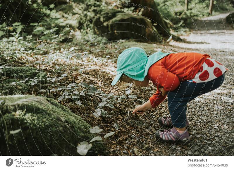 Kleinkind auf einer Reise im Wald entdecken Forst Wälder Mädchen weiblich Entdeckung Kind Kinder Kids Mensch Menschen Leute People Personen Europäer Kaukasier