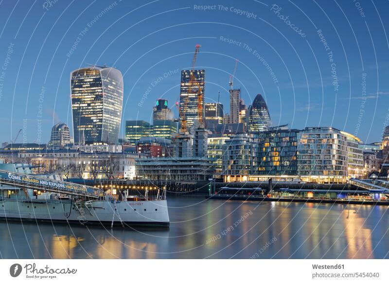 Großbritannien, London, Skyline mit Bürotürmen und HMS Belfast Museumsschiff in der Abenddämmerung Aussicht Ausblick Ansicht Überblick Städtisches Motiv