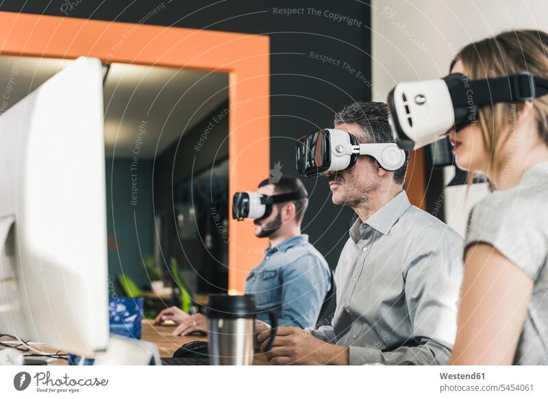 Kollegen mit VR-Brillen im Büro Virtuelle Realität Virtuelle Realitaet Arbeitskollegen Office Büros Informatik Arbeitsplatz Arbeitsstätte Arbeitstelle