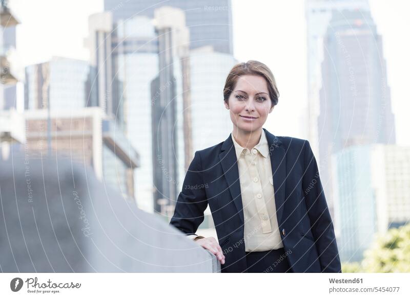 Porträt einer selbstbewussten Geschäftsfrau lächeln Geschäftsfrauen Businesswomen Businessfrauen Businesswoman Portrait Porträts Portraits Geschäftsleute