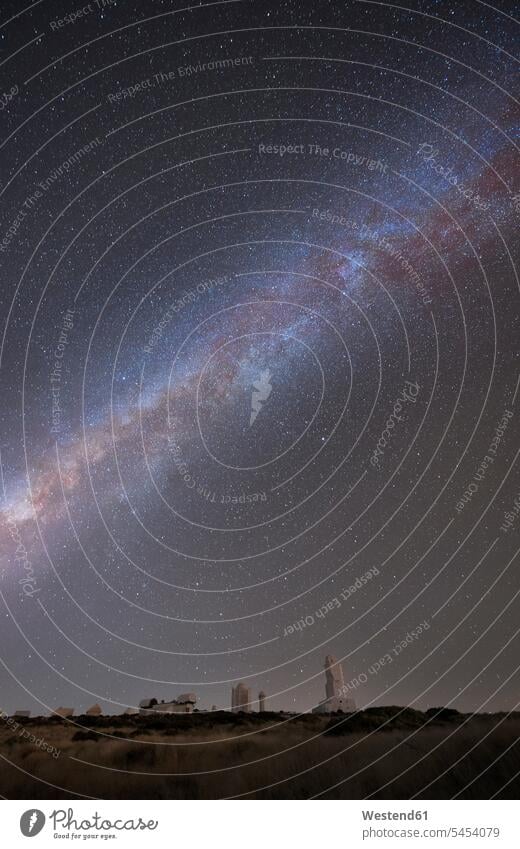 Spanien, Teneriffa, Nachtaufnahme mit Sternen und Milchstraße über dem Teide-Observatorium Langzeitbelichtung Berg Berge Architektur Baukunst Außenaufnahme
