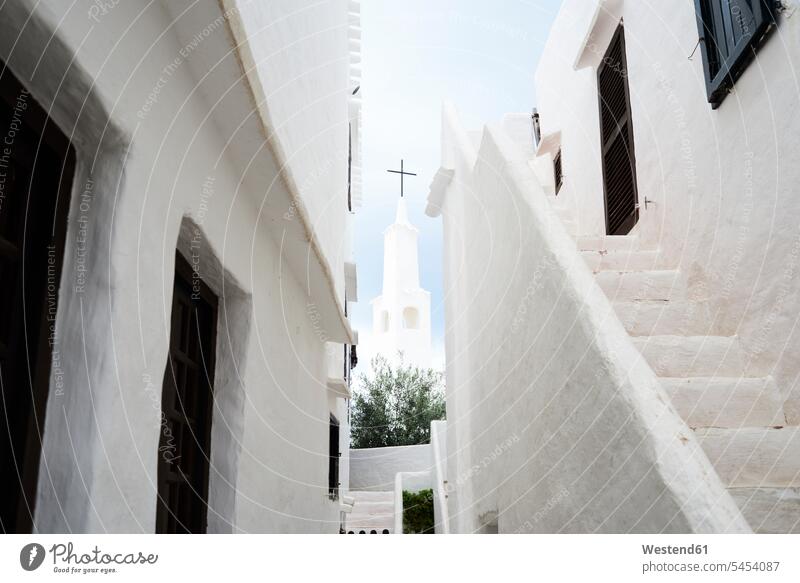 Spanien, Menorca, Binibequer Vell, weißes traditionelles kleines Dorf, Kirche Binibeca Vell Treppe Treppenaufgang Reiseziel Reiseziele Urlaubsziel Christentum