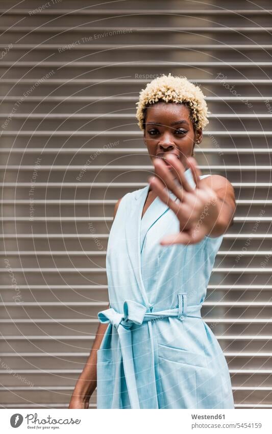 USA, New York, junge blonde afro-amerikanische Frau, die die Hand vor das Gesicht hält Stop Stopp stoppen weiblich Frauen halten Angst Furcht Ängstlichkeit