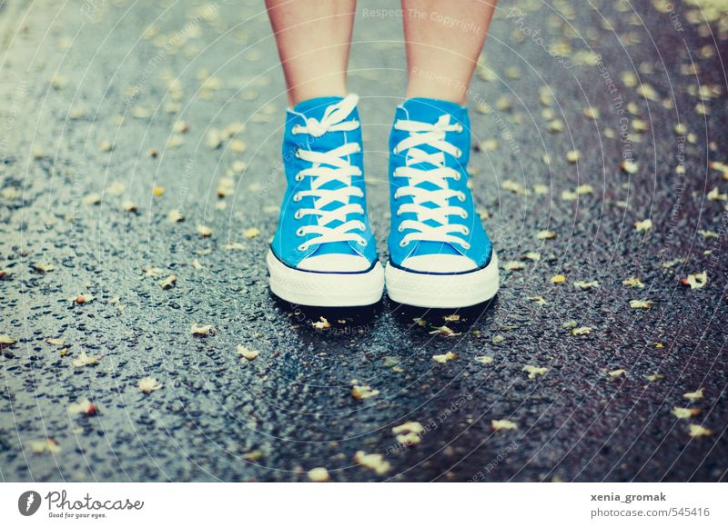 Regen unter den Füßen Mensch Leben Fuß 1 Jugendkultur Wassertropfen Frühling Sommer Herbst Schönes Wetter Fußgänger Schuhe Tropfen stehen wandern ästhetisch
