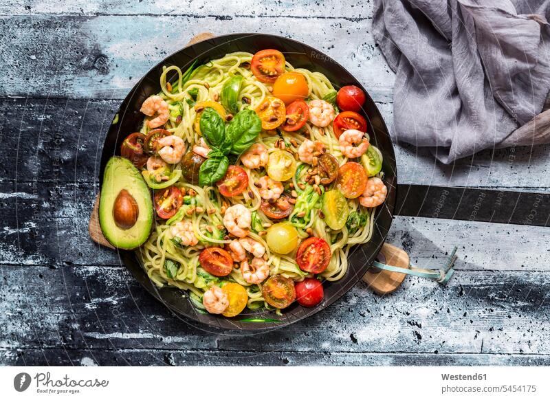 Spaghetti-Pfanne mit Zoodeln, Guacamole, Tomaten und Shrimps gelbe Tomate gelbe Tomaten Gemüsenudel Gemuesenudeln Gemüsenudeln zubereitet servierfertig