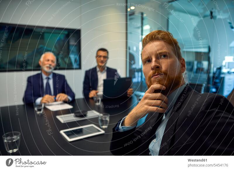 Porträt eines Geschäftsmannes, der sich in einer Sitzung umdreht Büro Office Büros Meeting Business Meeting Businessmann Businessmänner Geschäftsmänner