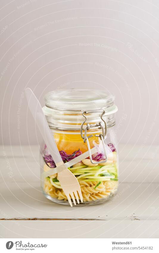 Einmachglas von veganem gemischtem Salat mit Nudeln Glas Gläser Gewürz Gewürze Salate hölzern Gemüse Gemuese Gabel Gabeln Gesunde Ernährung Ernaehrung