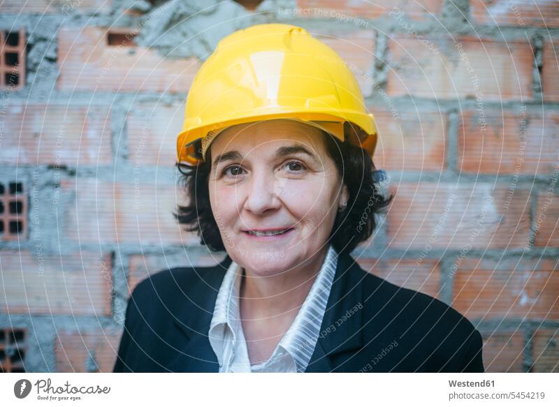 Porträt einer selbstbewussten Frau mit Schutzhelm Baustelle Baustellen weiblich Frauen Konstruktion konstruieren bauen Baugewerbe Erwachsener erwachsen Mensch