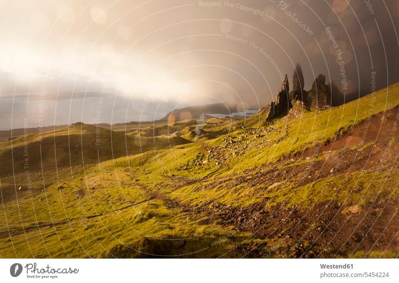 Großbritannien, Schottland, Isle of Skye, The Storr bei bewölktem Himmel Wolke Wolken Abgeschiedenheit Einsamkeit abgeschieden Landschaftsaufnahme