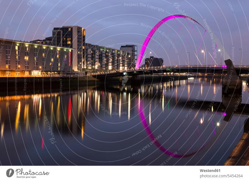 UK, Schottland, Glasgow, beleuchtete Squinty Bridge Sehenswürdigkeit Sehenwürdigkeiten sehenswert Fluss Fluesse Fluß Flüsse gebogen Abenddämmerung stimmungsvoll