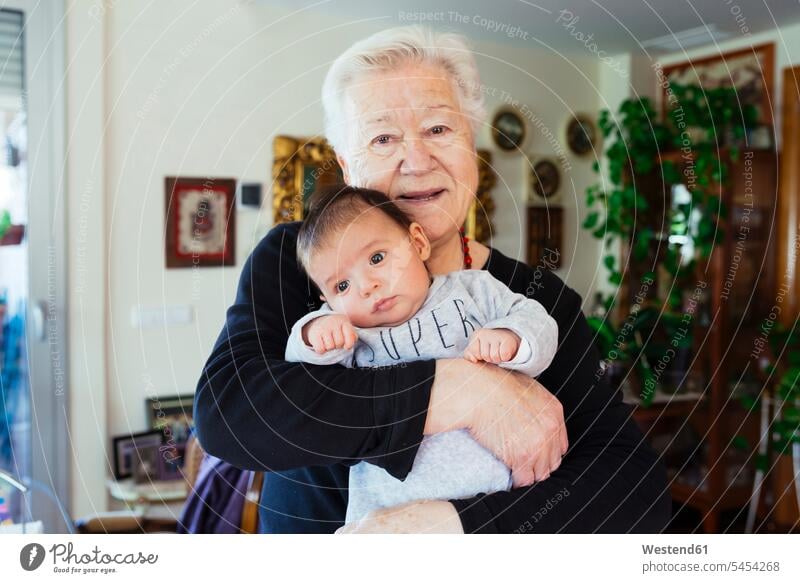 Porträt einer lächelnden Urgroßmutter mit Baby Großmutter Grossmutter Oma Grossmama Großmütter Omi Kind Babies Babys Kinder Enkelkind Enkelkinder Großeltern