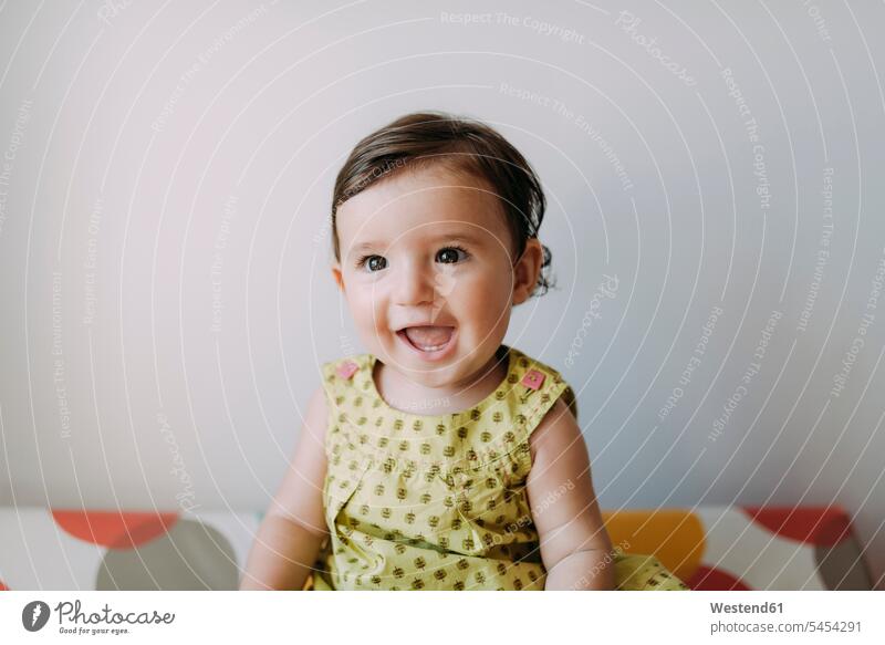 Porträt eines glücklichen Mädchens in einem Kleid Portrait Porträts Portraits Baby Babies Babys Säuglinge Kind Kinder lachen Mensch Menschen Leute People