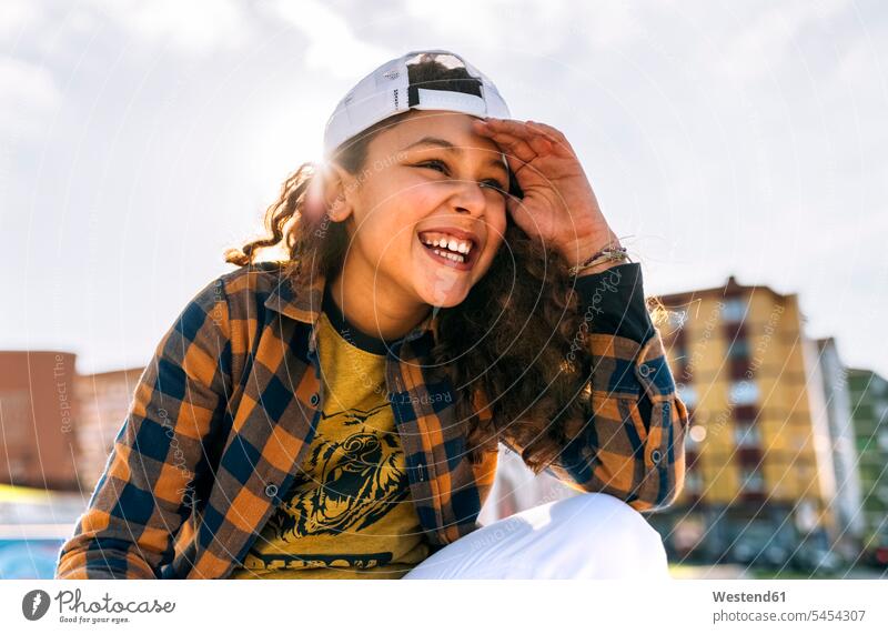 Porträt eines lachenden Mädchens mit Baseballmütze weiblich Portrait Porträts Portraits positiv Emotion Gefühl Empfindung Emotionen Gefühle fühlen Empfindungen