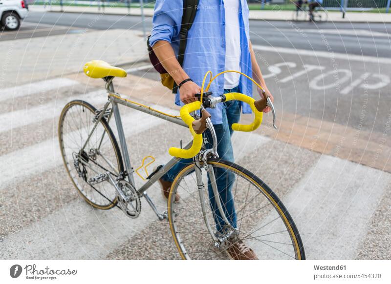 Junger Mann schiebt sein Fahrrad auf Zebrastreifen, Teilansicht Männer männlich Radfahrer Fahrradfahrer Erwachsener erwachsen Mensch Menschen Leute People