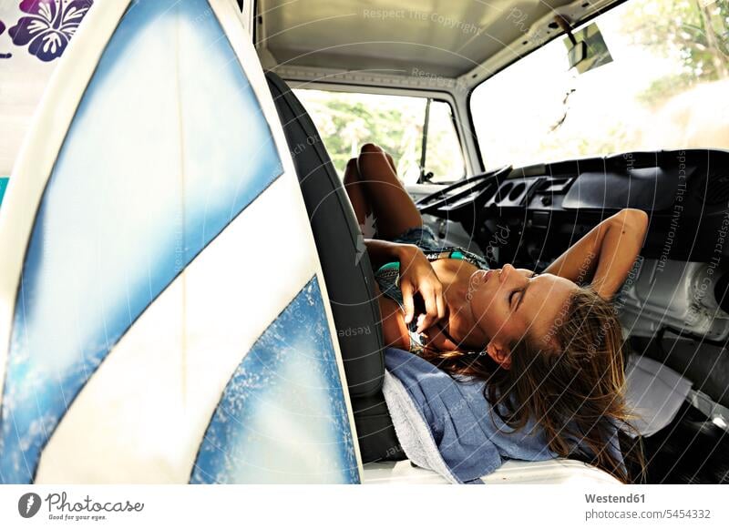 Frau mit Surfbrett im Lieferwagen liegend Surfbretter surfboard surfboards liegt weiblich Frauen Surfen Surfing Wellenreiten Wassersport Sport Erwachsener