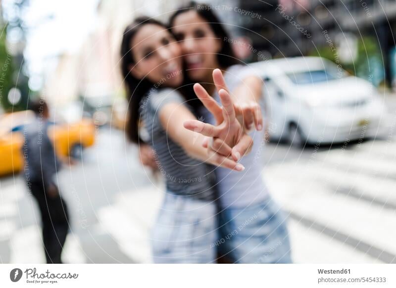 USA, New York City, zwei junge Frauen in Manhattan amüsieren Schwester Schwestern Freundinnen New York State Spaß Spass Späße spassig Spässe spaßig Geschwister