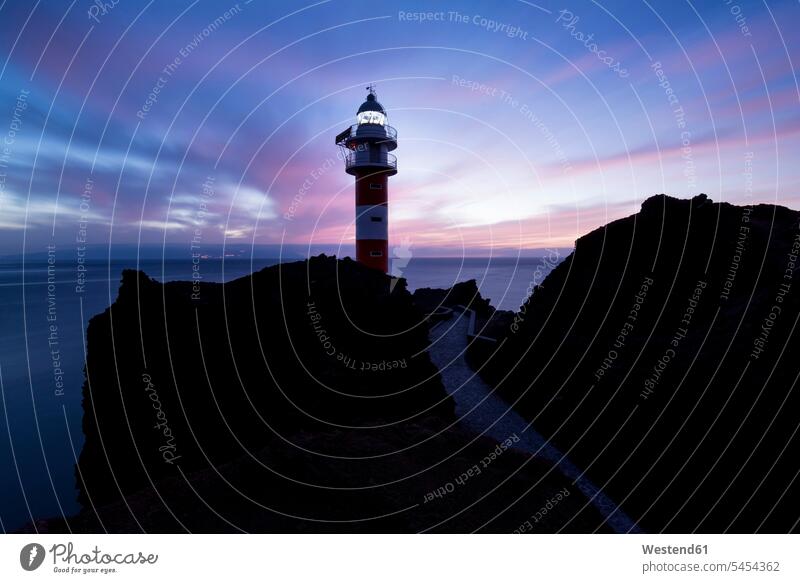 Spanien, Teneriffa, Leuchtturm Punta de Teno in der Dämmerung Wolke Wolken Sonnenuntergang Sonnenuntergänge Außenaufnahme draußen im Freien