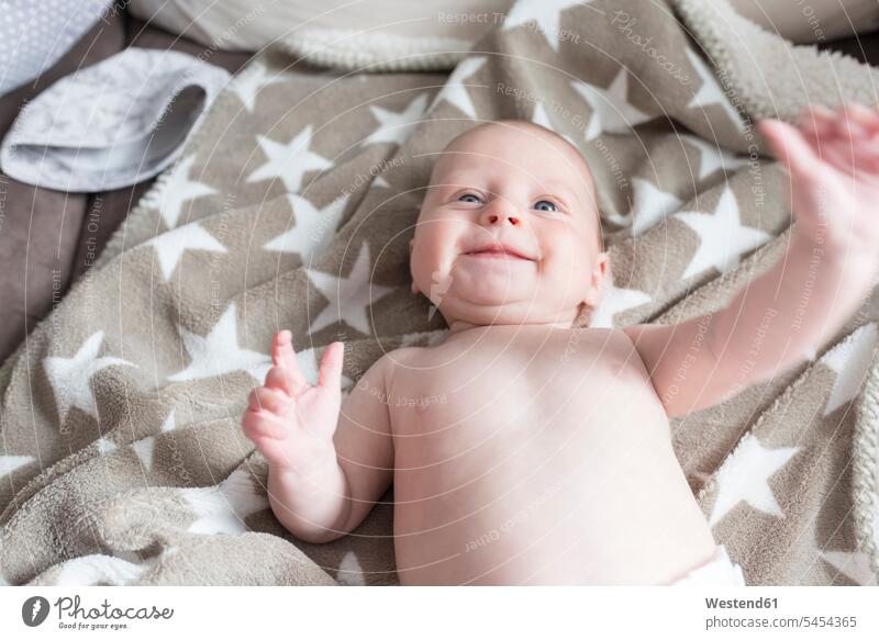 Porträt eines glücklichen Mädchens auf einer Decke liegend Portrait Porträts Portraits weibliche Babys weibliches Baby weibliche Babies Säuglinge Kind Kinder