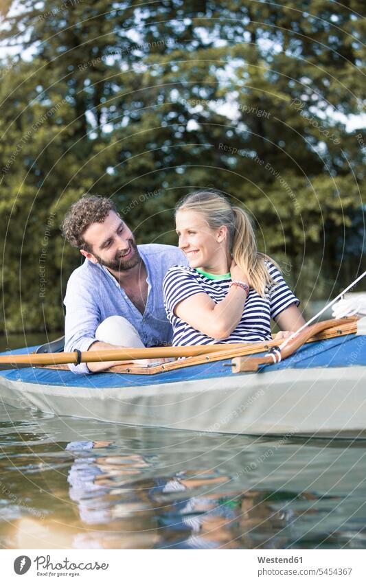 Glückliches junges Paar genießt eine Kanufahrt Kanus genießen geniessen Genuss Ausflug Ausflüge Kurzurlaub Ausfluege glücklich glücklich sein glücklichsein