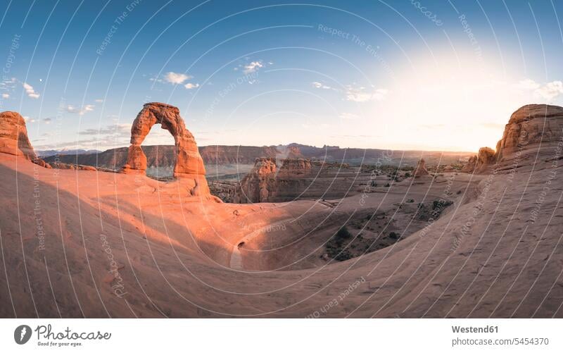 USA, Utah, Arches-Nationalpark, Delicate Arch bei Sonnenuntergang Felsformation Felsengruppe Gesteinsformation Reiseziel Reiseziele Urlaubsziel Abendstimmung