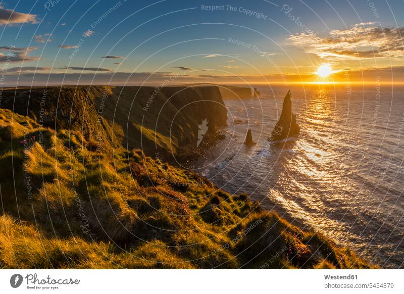 UK, Schottland, Caithness, Küste von Duncansby Head, Duncansby Stacks bei Sonnenaufgang Fels Felsen Highland Stimmungsvoller Himmel Atlantikküste Atlantikkueste