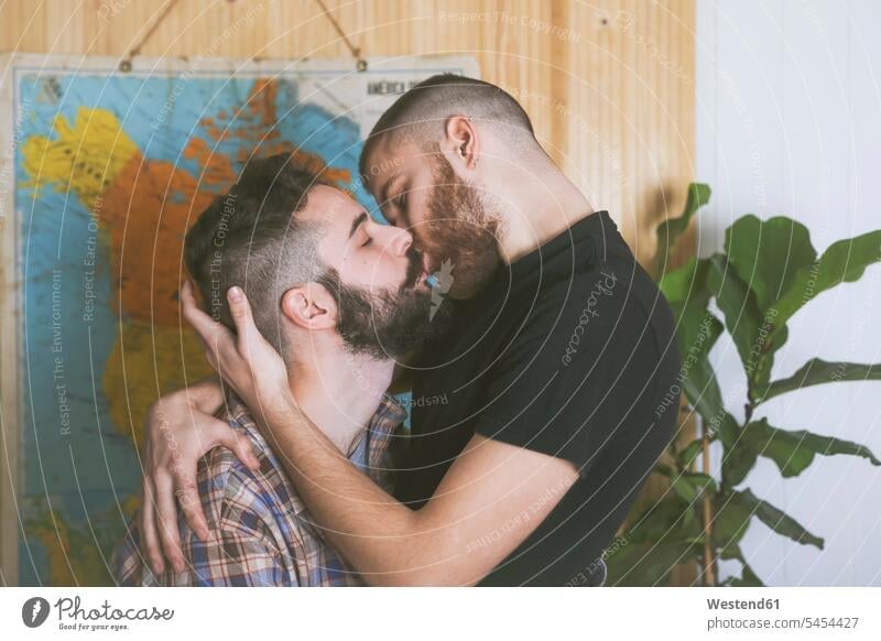 Zärtlicher Kuss eines verliebten schwulen Paares Homosexualität homosexuell gleichgeschlechtlich Liebe Homosexueller Mann Homosexuelle Maenner Schwuler
