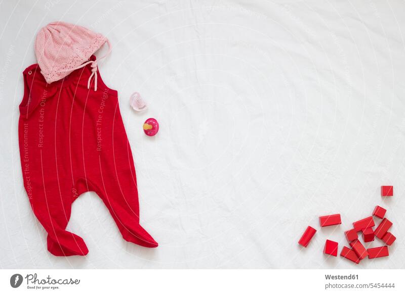 Babyausstattung für Mädchen Gender Stillleben Stillife still life Stills Stilleben Mütze Mützen Erstausstattung Babykleidung Babybekleidung rosa rosafarben