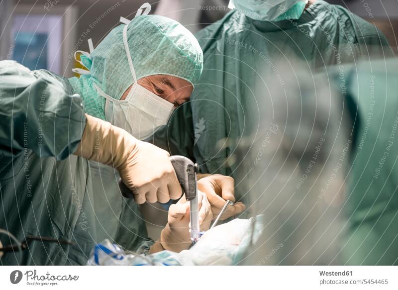 Neurochirurgen, die den Schädel während einer Operation öffnen OP Operationen operieren Chirurgie Arzt Doktoren Ärzte Behandlung Krankenbehandlung