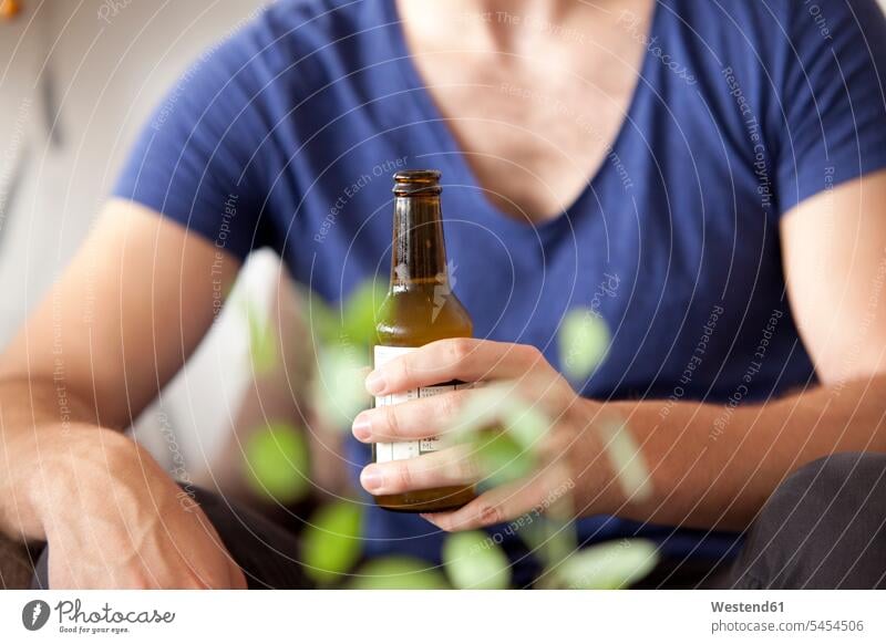 Männerhand hält Bierflasche Bierflaschen Hand Hände Flasche Flaschen Mensch Menschen Leute People Personen halten trinken Mann männlich Erwachsener erwachsen