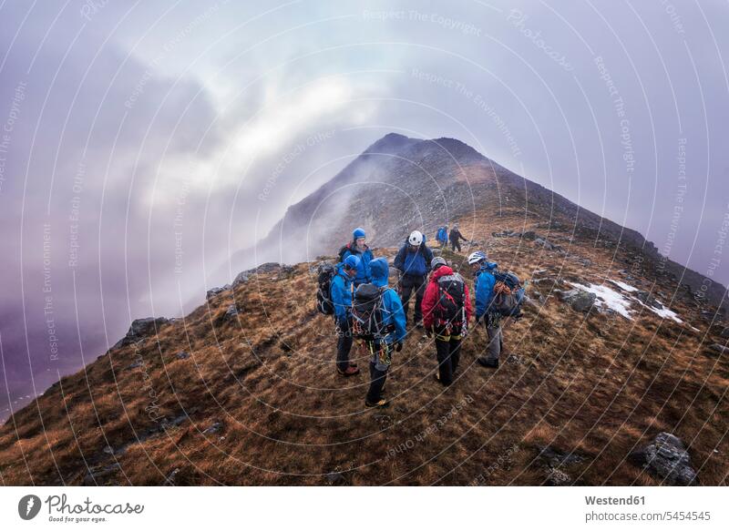 Großbritannien, Schottland, Glencoe, Trekking in Sron na Lairig Bergsteigen Gruppe Gruppe von Menschen Menschengruppe Bergsteiger Alpinisten stehen stehend