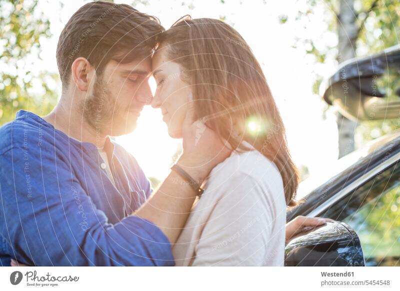 Paar, das sich auf einer Autoreise umarmt und küsst romantisch schwärmerisch schwaermerisch gefuehlvoll gefühlvoll Romantik küssen Küsse Kuss Liebe lieben