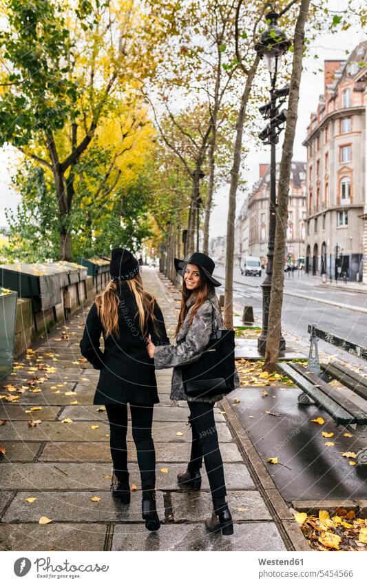 Paris, Frankreich, zwei Frauen beim Spaziergang an der Seine Freundinnen Freunde Freundschaft Kameradschaft Gehsteig Gehwege Gehsteige Bürgersteige