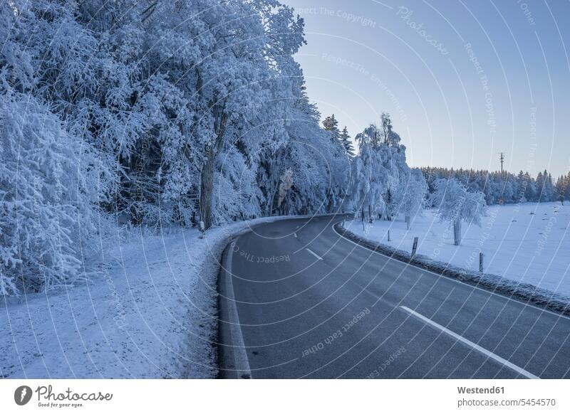 Deutschland, Sachsen-Anhalt, Schierke, Nationalpark Harz, Landstraße im Winter Kurve kurvig Kurven leer leere Abwesenheit menschenleer abwesend Natur
