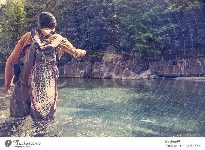 Slowenien, Fliegenfischen im Fluss Soca Angler Mann Männer männlich angeln angelt angelnd Fluesse Fluß Flüsse Erwachsener erwachsen Mensch Menschen Leute People