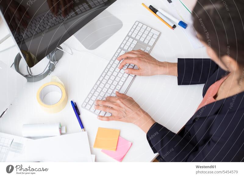 Frau benutzt Computertastatur am Schreibtisch im Büro Office Büros Arbeitstisch Schreibtische Tastatur Keyoards Tastaturen Keyboard Arbeitsplatz Arbeitsstätte