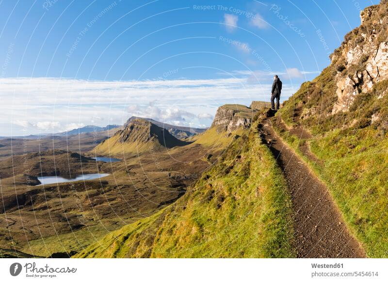 UK, Schottland, Innere Hebriden, Isle of Skye, Trotternish, Wanderweg bei Quiraing, Loch Cleat, Wanderer mit Aussicht See Seen ländliches Motiv nicht städtisch