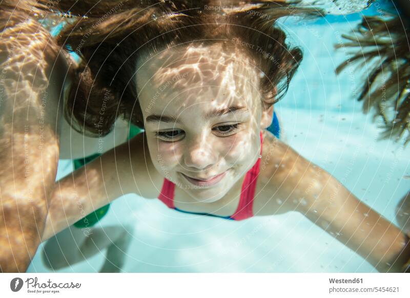 Porträt eines Mädchens unter Wasser im Schwimmbad Unterwasser Unterwasseraufnahme Unterwasserfoto schwimmen Schwimmbaeder Schwimmbäder Portrait Porträts