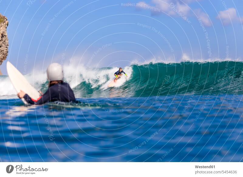 Indonesien, Bali, Surfer beobachtet eine andere Frau beim Surfen Meer Meere Surfing Wellenreiten weiblich Frauen Gewässer Wasser Wassersport Sport Erwachsener