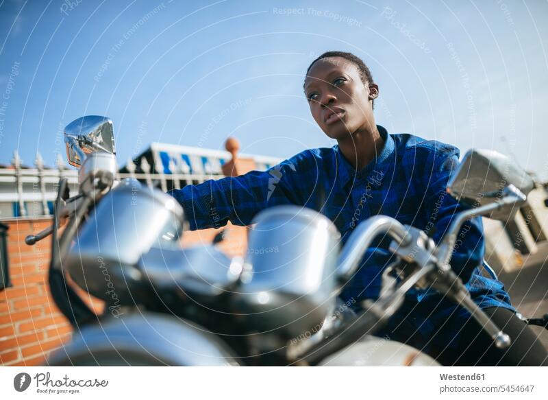 Junge Frau auf Motorrad Motorräder weiblich Frauen Kraftfahrzeug Verkehrsmittel KFZ Erwachsener erwachsen Mensch Menschen Leute People Personen cool Coolness
