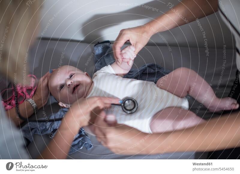 Mutter und Baby bei einer pedeatrischen Untersuchung Kind Babies Babys Kinder Abhören abhorchen Auskultation abhoeren Stethoskop Stethoskope Kinderarzt